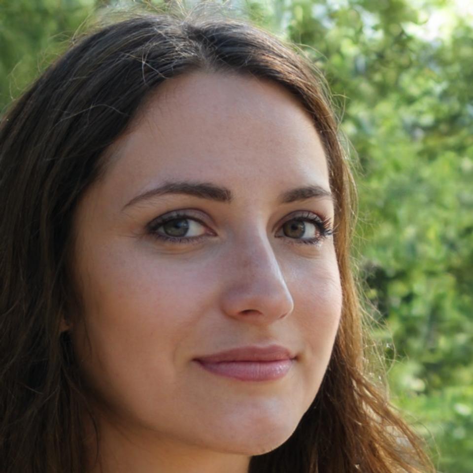 Retrato de Mónica Delgado en ambiente profesional